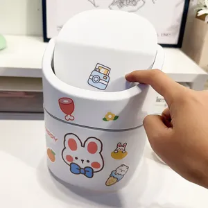 Bonito mini cubo de basura de escritorio con tapa, pequeño bote de plástico para el hogar.