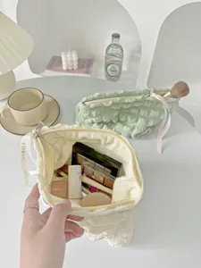 Détail de la trousse de maquillage bulle nuage, pochette souple plissée avec fermeture éclair.
