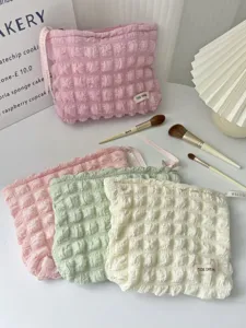 Sac cosmétique froissé en peluche trousse douce pochette de rangement de maquillage de voyage.