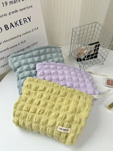 Gros plan détaillé de trousses de maquillage nuage douces et bouffantes aux couleurs vives.