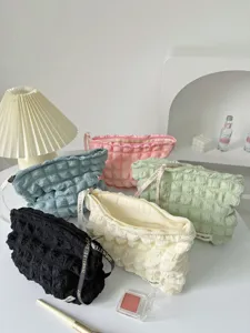 Vue rapprochée de la trousse de maquillage cloud bubble en tissu froissé doux avec ruban.