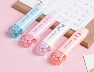 Vue détaillée de gommes en forma de patte de chat stylo, fournitures scolaires colorées.