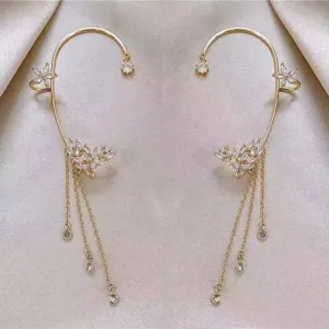 Eleganti orecchini cuff placcati in oro con strass e delicate catenelle con nappine scintillanti.