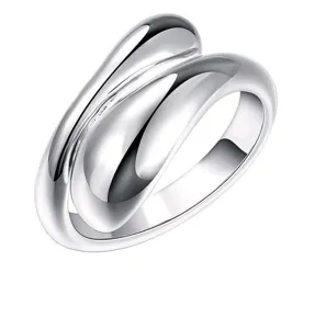 Minimalistische verzilverde vloeiende metalen ring, modern stijlvol design voor dames.