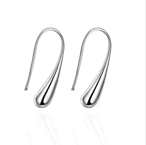Prachtige zilveren druppel oorhaken gedetailleerd aanzicht stijlvol mode accessoire.