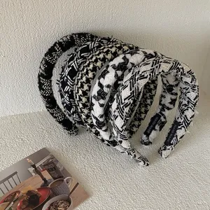 Vue détaillée de serre-têtes en maille pied-de-poule et à carreaux en noir et blanc.