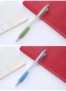 Penna gel retrattile Morandi minimalista 0,5 mm inchiostro nero cancelleria studente dettaglio.