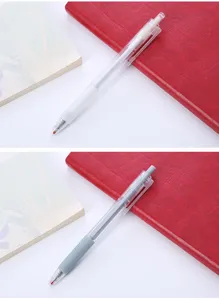 Dettaglio penna gel minimalista con corpo trasparente, meccanismo a scatto e impugnatura morbida.