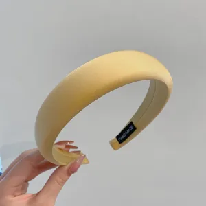 Detalle de la textura de la diadema de esponja amarilla gruesa para efecto volumen