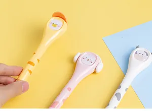 Detalle del corrector en cinta con forma de lápiz de animal lindo con estilos bonitos.