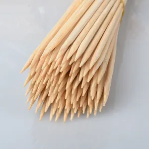 Gros plan détaillé de pics en bambou naturel, parfaits pour les bouquets DIY et les loisirs.