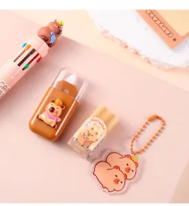 Schattig capybara briefpapier set detail met veelkleurige pen en schattige sleutelhanger.