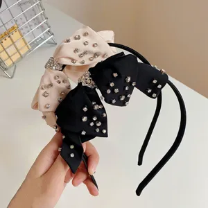 Primer plano detallado de un lazo con diamantes de imitación en una diadema elegante