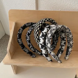 Vue détaillée de bandeaux en tricot rembourrés aux motifs pied-de-poule élégants