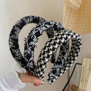 Vue détaillée de trois serre-têtes rembourrés tricotés en noir et blanc à motifs divers.