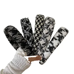 Collection de cinq serre-têtes élégants en tricot de tweed avec motif pied-de-poule chic.