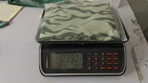 Vue détaillée de l'emballage de la robe camouflage verte plissée avec la taille XXL et son poids.