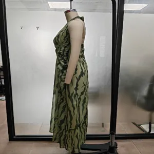 Robe longue plissée col halter femme été vue de côté, robe maxi élégante coupe slim chic.