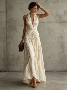 Robe longue élégante à col halter et plis en détail, idéale pour vos vacances et looks d'été.