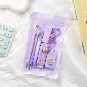 Vista detallada del bonito juego de papelería con flores moradas en una bolsa transparente.