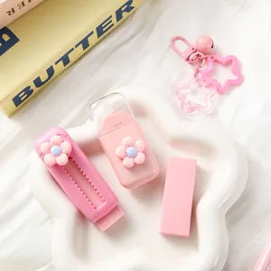Detalle del juego de papelería de flor rosa lindo con cinta correctora y borrador.