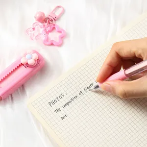 Bonito juego de papelería rosa con flores, bolígrafo, mini cúter y llavero para estudiantes.
