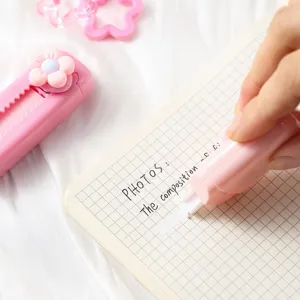 Vista cercana del lindo corrector en cinta rosa con flor para el estudio diario escolar.