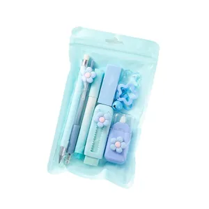 Bonito juego de papelería floral azul con bolígrafos, borrador y cúter en una bolsa