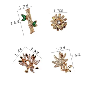 Medidas detalladas de cuatro elegantes broches dorados con motivos florales y vegetales