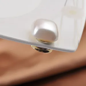 Elegante magnetische Brosche mit quadratischer Perle für Schals und Kleidung im Detailansicht