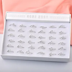 Set mit 36 verstellbaren Silberringen mit Zirkonia-Designs in einer Displaybox.