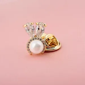 Süße Hasenkopf Kupfer Zirkonia Brosche Künstliche Perle Gold Nadel Für Damen Bekleidung Zubehör Anti-Exposition Ausschnitt Pin