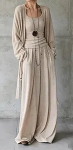 Vista dettagliata di un elegante set da casa in maglia beige a tre pezzi da donna