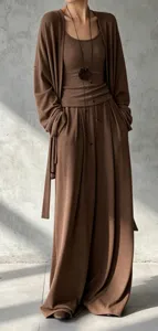 Dettaglio del set da donna marrone in 3 pezzi con cardigan e pantaloni a gamba larga