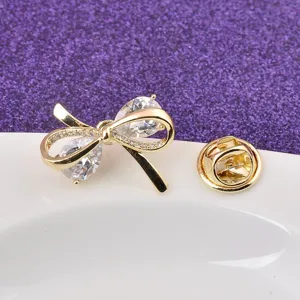 Koreaanse Stijl Elegante Strikbruis Verguld Koper Ingelegde Zirconia Speld voor Damespakken Jassen Modieuze Sieraden