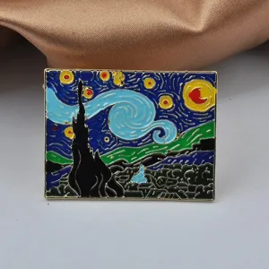 Détail macro d'une broche rectangulaire dorée en émail avec le motif Nuit étoilée de Van Gogh