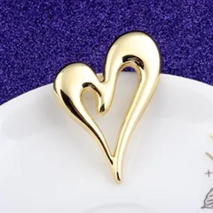 Makro-Detail einer minimalistischen goldenen hohlen herzförmigen Brosche