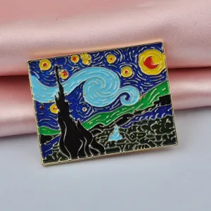 Détail de la broche en émail La Nuit étoilée de Van Gogh sur un tissu satiné rose