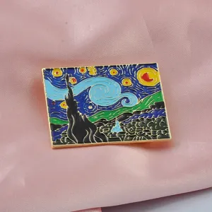 Détail en gros plan d'un pin's en émail La Nuit Étoilée de Van Gogh sur satin rose doux.