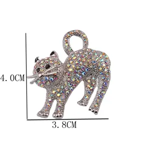 Vista dettagliata di una spilla a gatto scintillante con strass colorati e misure