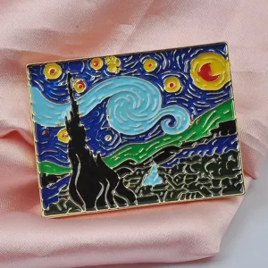 Vue détaillée de la broche en émail au design de la peinture La Nuit étoilée de Van Gogh.