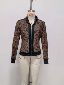 Leopard Muster Reißverschluss Cardigan Detail, gerippter Kragen und Bündchen, vintage Stil.