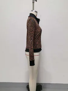 Detailansicht der Leopardenmuster Jacke von der Seite, mit schwarzen Rippbündchen und Reißverschluss.
