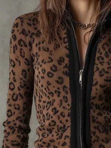 Detailaufnahme der Damen Leo-Muster Strickjacke mit Reißverschluss, strukturierter Stoff.