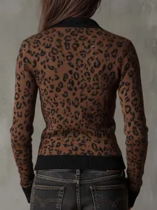 Detailansicht Damen Leo-Muster Strickjacke, schwarzer Kragen und Bündchen, Rückenansicht.
