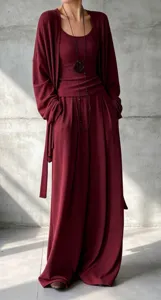 Elegante completo bordeaux tre pezzi a tinta unita con cardigan lungo e pantaloni a gamba larga