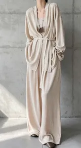 Dettaglio del set da casa 3 pezzi da donna beige con cardigan morbido e pantaloni larghi