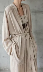 Dettaglio completo set 3 pezzi beige in maglia donna con cardigan e pantaloni a gamba larga