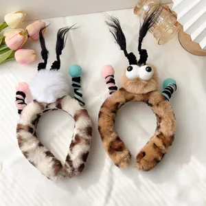 Bandeau en peluche drôle avec de grands yeux et des nattes pour le lavage du visage