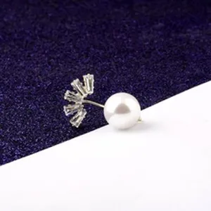 Macrodetail van elegante parelbros met fonkelende waaiervormige zirkoonzettingen